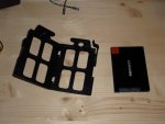 5 SSD und Halterung.JPG 5 SSD und Halterung.JPG