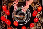 wahrsager-w%C3%A4hrend-des-seance-mit-glaskugel-39537630.jpg