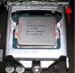 CPU im Sockel + Haltebügel offen + weit hinten.jpg