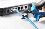 15365885-Hand-Schneiden-Internet-Kabel-des-Routers-Lizenzfreie-Bilder.jpg